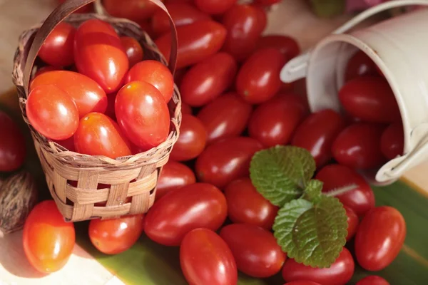 Tomates de cereja de pêra é comida saudável orgânica — Fotografia de Stock