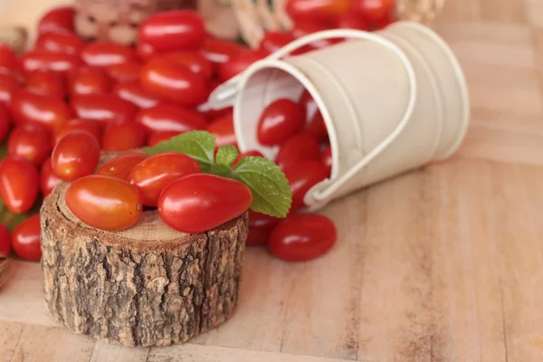 Los tomates cherry de pera son alimentos orgánicos saludables — Foto de Stock
