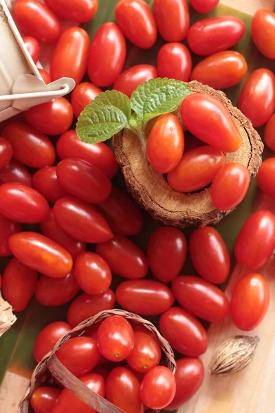 Los tomates cherry de pera son alimentos orgánicos saludables — Foto de Stock