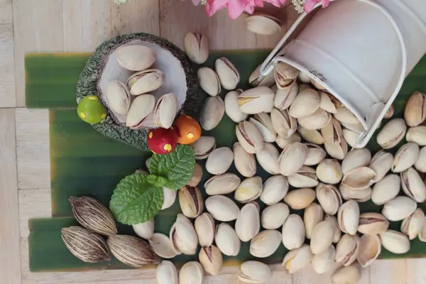 Antep fıstığı ahşap arka plan üzerinde lezzetli