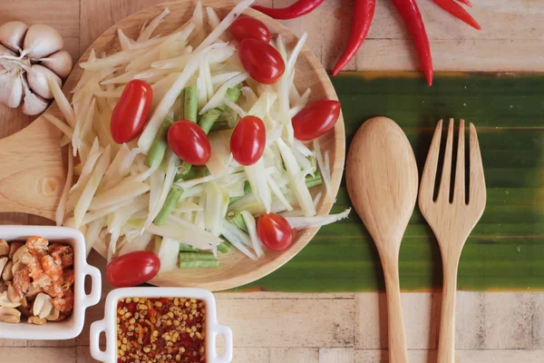 Ensalada de papaya picante es delicioso, comida tailandesa — Foto de Stock