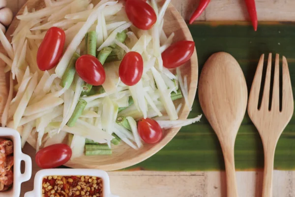 Salada de mamão picante é deliciosa, comida tailandesa — Fotografia de Stock