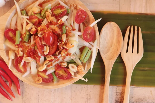 Salada de mamão picante é deliciosa, comida tailandesa — Fotografia de Stock