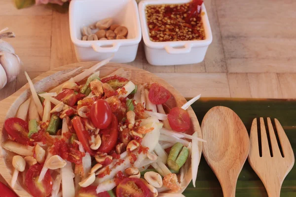 Salade de papaye épicée est délicieux, la nourriture thai — Photo