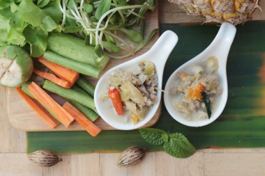 Baharatlı kaynamaya ananas domuz eti ve sebze ile.