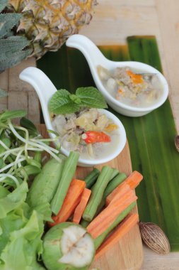 Baharatlı kaynamaya ananas domuz eti ve sebze ile.