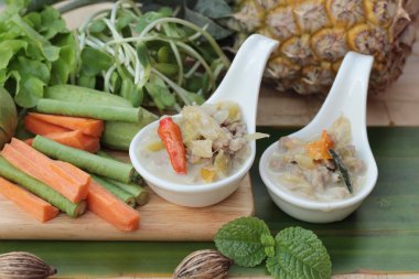 Baharatlı kaynamaya ananas domuz eti ve sebze ile.