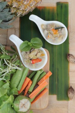 Baharatlı kaynamaya ananas domuz eti ve sebze ile.