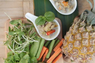 Baharatlı kaynamaya ananas domuz eti ve sebze ile.