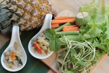 Baharatlı kaynamaya ananas domuz eti ve sebze ile.