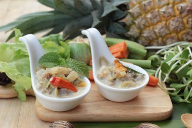 Baharatlı kaynamaya ananas domuz eti ve sebze ile.