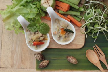 Baharatlı kaynamaya ananas domuz eti ve sebze ile.