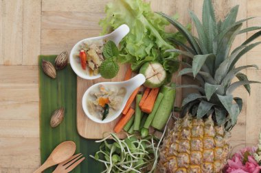 Baharatlı kaynamaya ananas domuz eti ve sebze ile.