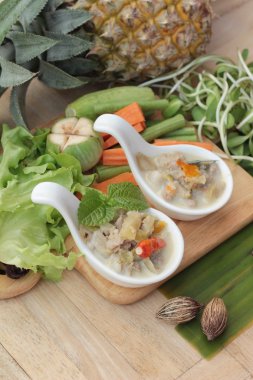 Baharatlı kaynamaya ananas domuz eti ve sebze ile.