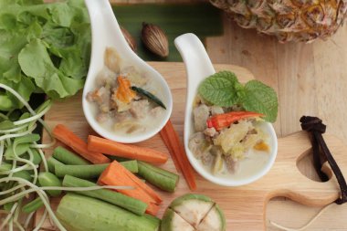 Baharatlı kaynamaya ananas domuz eti ve sebze ile.