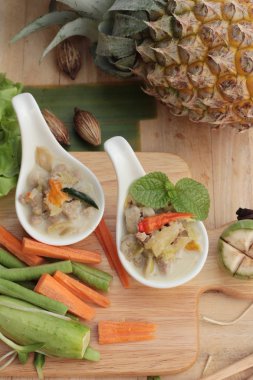 Baharatlı kaynamaya ananas domuz eti ve sebze ile.