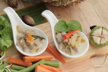 Baharatlı kaynamaya ananas domuz eti ve sebze ile.