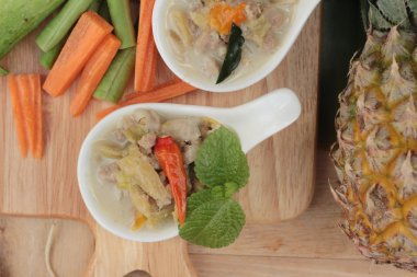 Baharatlı kaynamaya ananas domuz eti ve sebze ile.