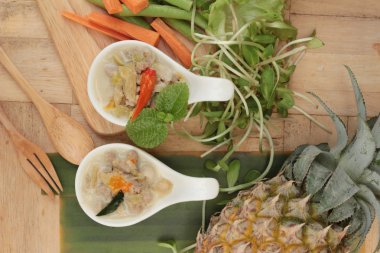 Baharatlı kaynamaya ananas domuz eti ve sebze ile.