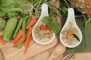 Baharatlı kaynamaya ananas domuz eti ve sebze ile.