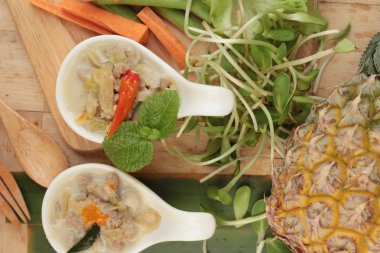 Baharatlı kaynamaya ananas domuz eti ve sebze ile.