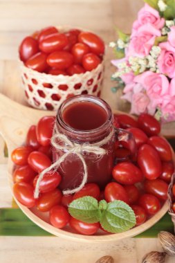 Domates suyu ve armut kiraz domates.