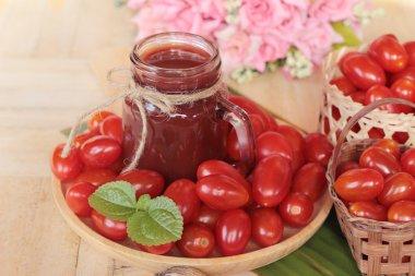 Domates suyu ve armut kiraz domates.