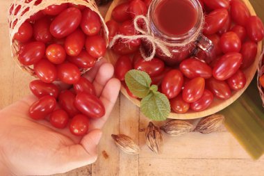 Domates suyu ve armut kiraz domates.