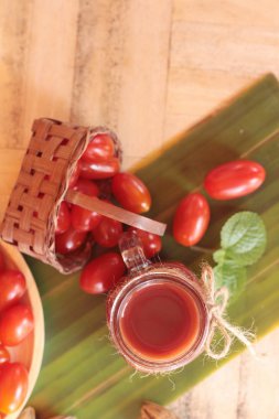 Domates suyu ve armut kiraz domates.