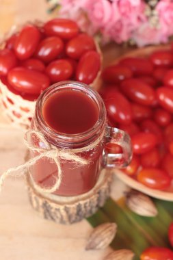 Domates suyu ve armut kiraz domates.