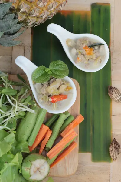 Baharatlı kaynamaya ananas domuz eti ve sebze ile.