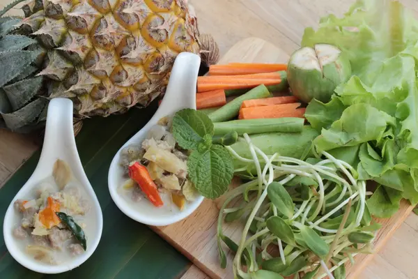 Baharatlı kaynamaya ananas domuz eti ve sebze ile.