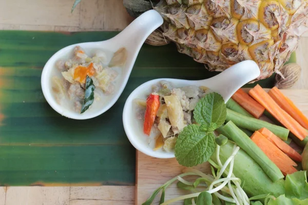 Baharatlı kaynamaya ananas domuz eti ve sebze ile.