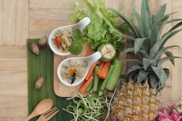 Baharatlı kaynamaya ananas domuz eti ve sebze ile.