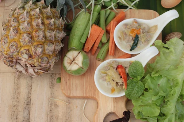 Baharatlı kaynamaya ananas domuz eti ve sebze ile.