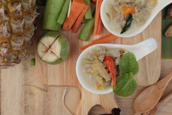 Baharatlı kaynamaya ananas domuz eti ve sebze ile.