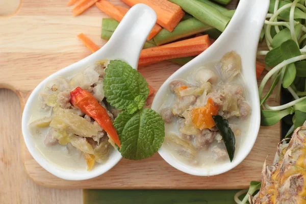 Baharatlı kaynamaya ananas domuz eti ve sebze ile.