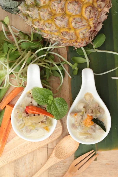 Baharatlı kaynamaya ananas domuz eti ve sebze ile.