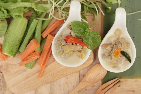 Baharatlı kaynamaya ananas domuz eti ve sebze ile.