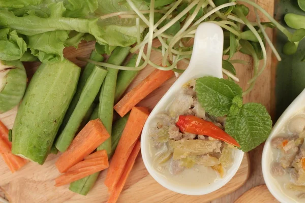 Baharatlı kaynamaya ananas domuz eti ve sebze ile.