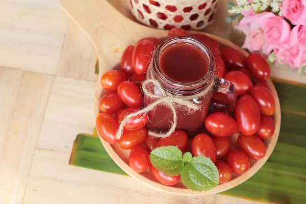 Jugo de tomate y tomates cherry de pera . — Foto de Stock