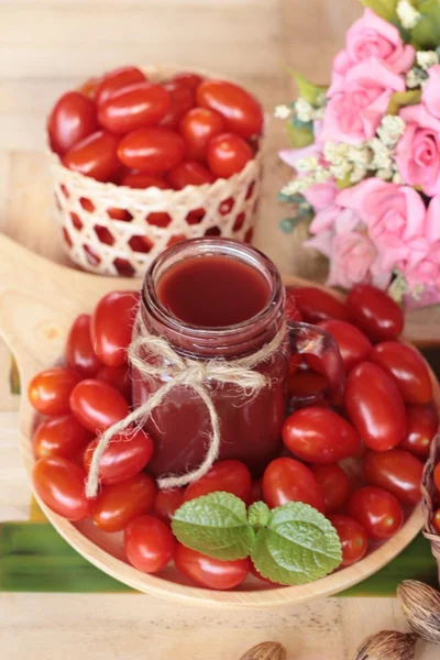 Domates suyu ve armut kiraz domates.