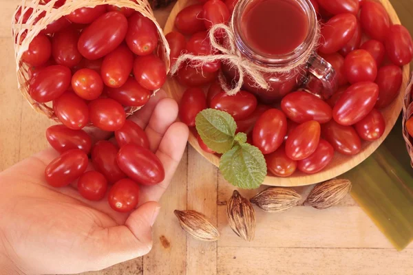 Domates suyu ve armut kiraz domates.