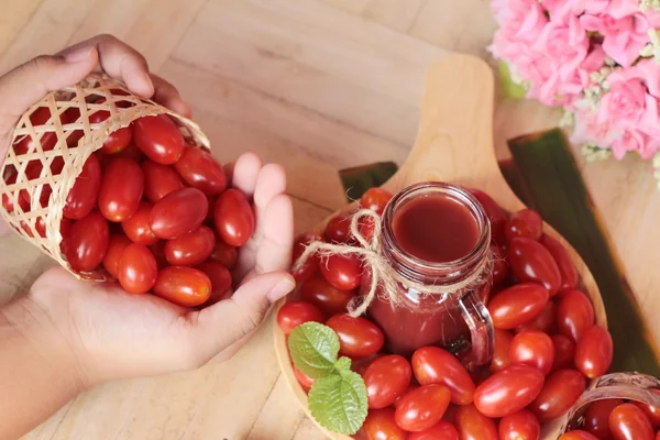 Domates suyu ve armut kiraz domates.