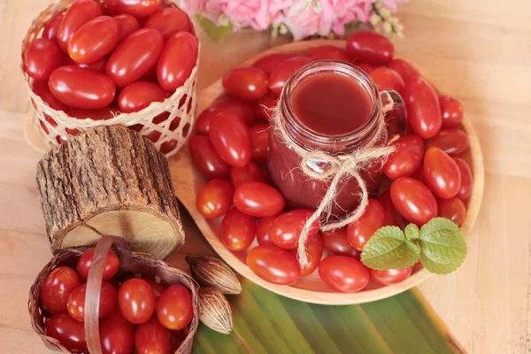 Jugo de tomate y tomates cherry de pera . — Foto de Stock