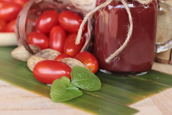 Tomato juice and pear cherry tomatoes. — Stock Photo, Image