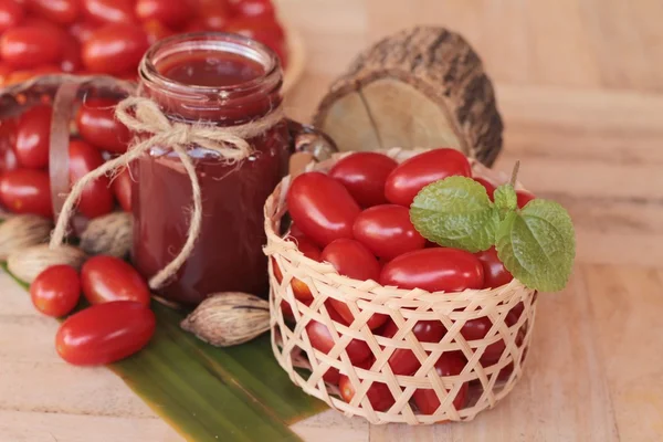 Pomidorów cherry juice i gruszka. — Zdjęcie stockowe