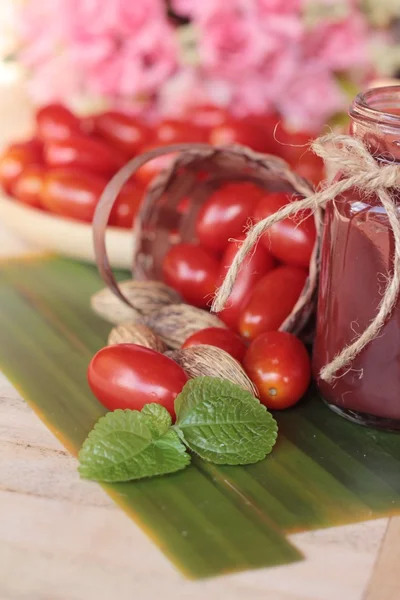 Pomidorów cherry juice i gruszka. — Zdjęcie stockowe
