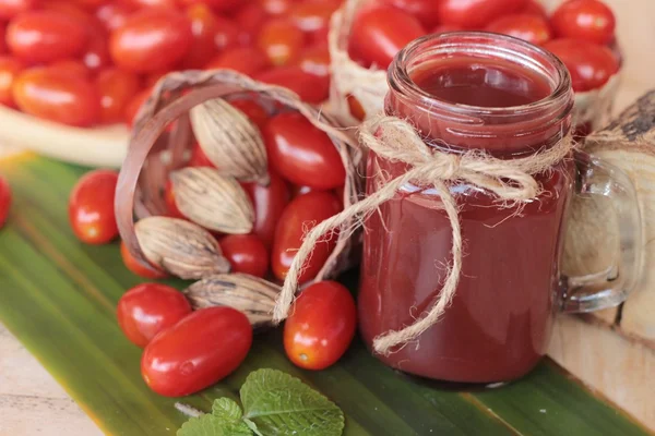 Domates suyu ve armut kiraz domates.