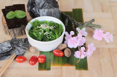 Yosun salatası çok lezzetli ve deniz yosunu kurur.